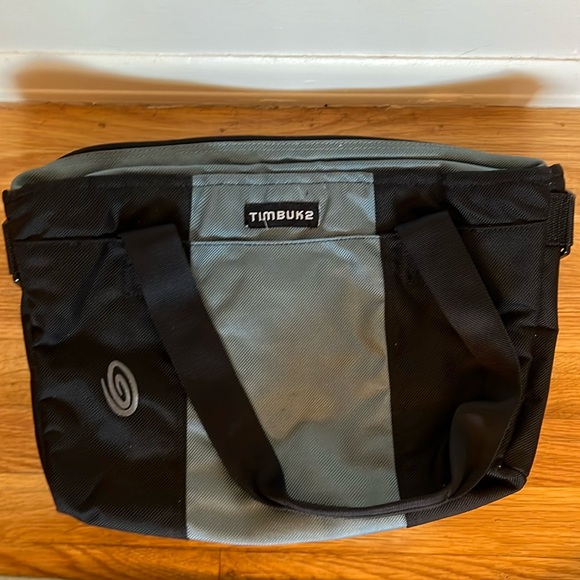 Timbuk2 Handbags - Timbuk2 handbag, great condition great organization